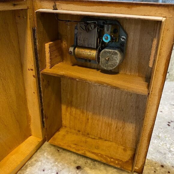 Vintage / Antique Lisbon  Musical Wooden Jewery Box ‎ See Description - Picture 2 of 10